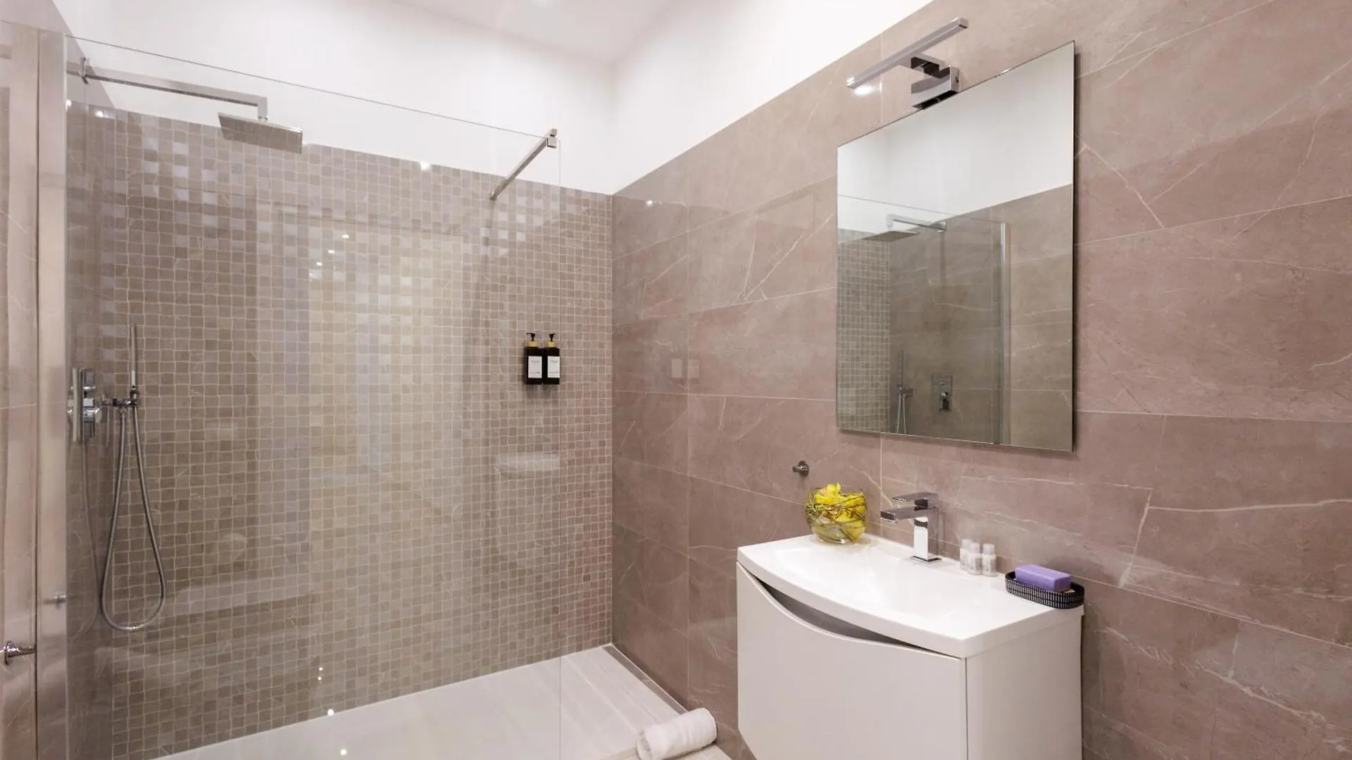 Genoa Lux Apartments With Parking Italy